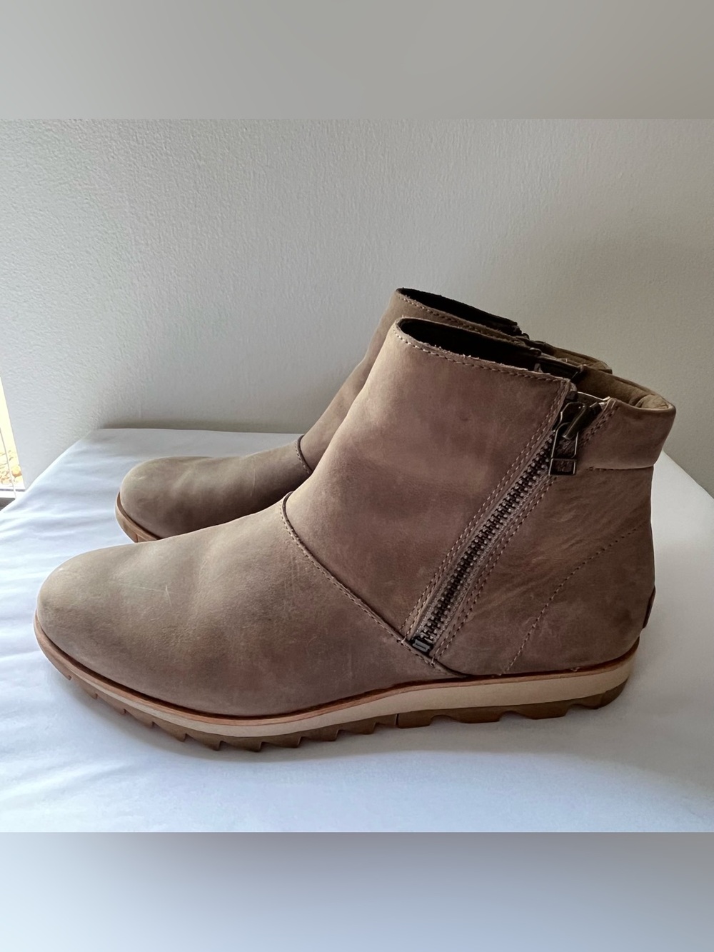 Sorel Women’s Harlow Side Zip Chelsea Style Leather Ankle Boot Size 9.5 Fall